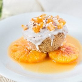 Mini-cake alle nocciole con cioccolato bianco, zucchero in granella e arancia Mini-cake alle nocciole con cioccolato bianco, zucchero in granella e arancia
